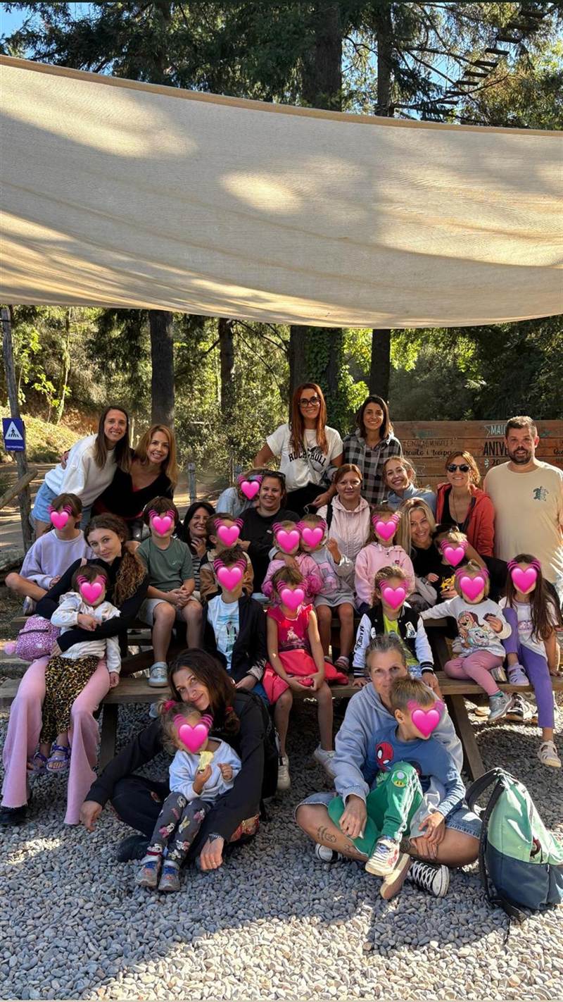 Foto de grupo de familias de La Tribu en un viaje, con las caras de los niños tapadas