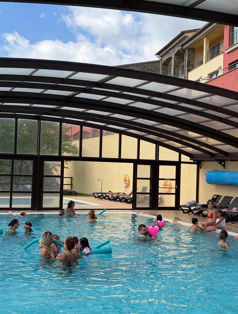 Familias bañándose en una piscina cubierta