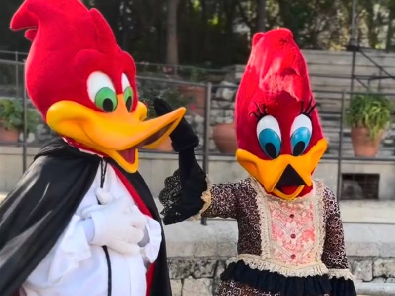 El Pájaro Loco y su pareja disfrazados de Halloween en PortAventura